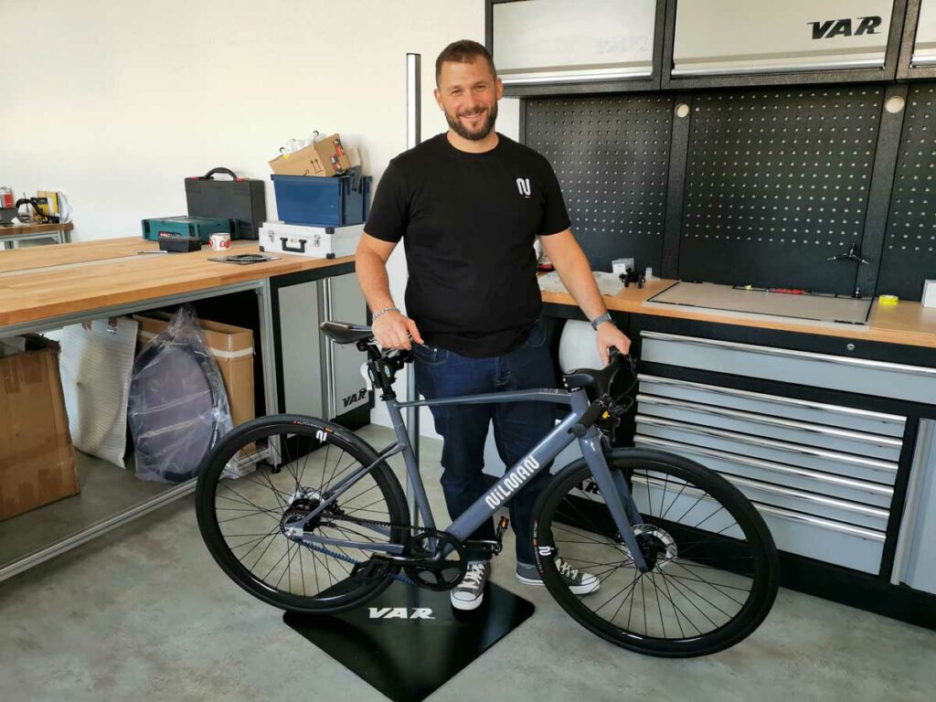 Nils Mangold et son vélo carbone dans son atelier d'Entzheim