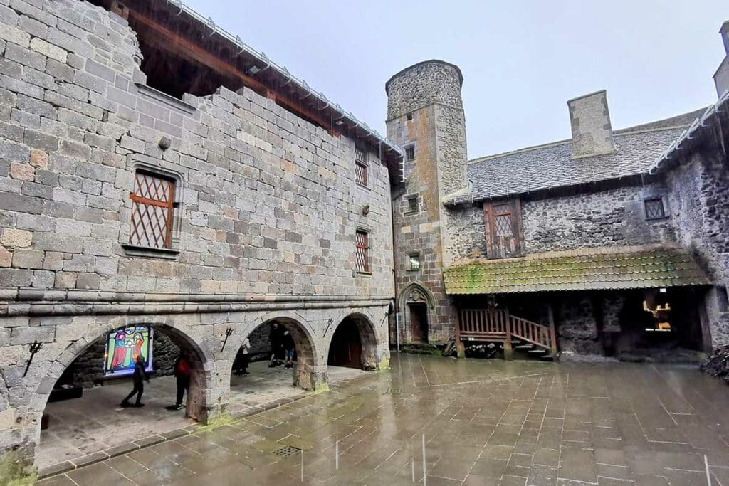 cour chateau médiéval murol